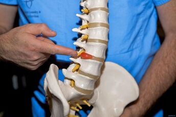 Sırt neden alt sırtta ağrıyor ve ne yapmalı