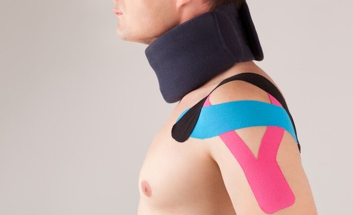 Servikal osteokondrozun akut döneminde özel bir yaka takılmalıdır. 